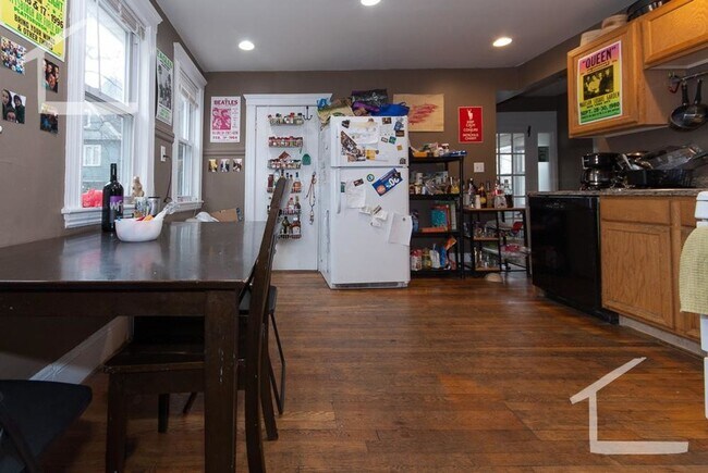 Building Photo - Huge 4 bed duplex near the Green Line and BU!