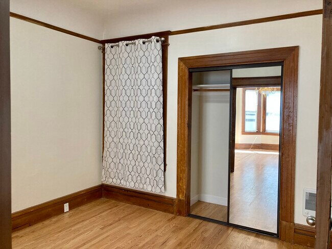 Bedroom adjacent to exterior living room - 1464 Leavenworth St