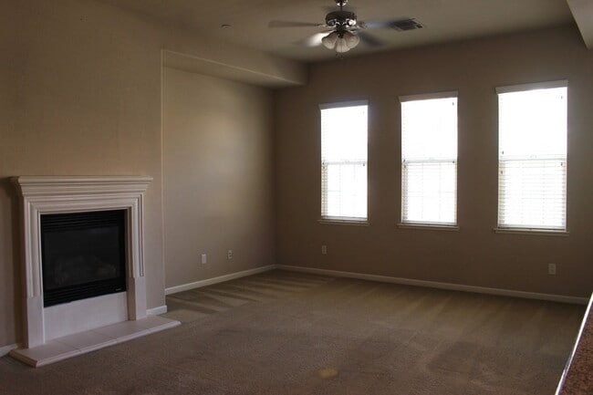 Building Photo - Two Bedroom Condo in South Reno
