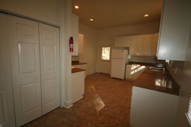Foto del edificio - Spacious 3 Bedroom 2 Bath Trinity Park Hou...