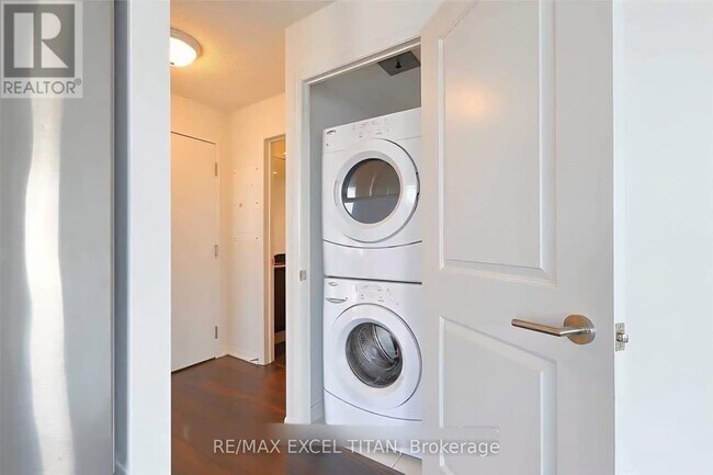 Photo du bâtiment - 400 Adelaide St E