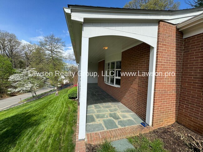 Foto del edificio - Spacious South Roanoke Home with Lawn Care Included
