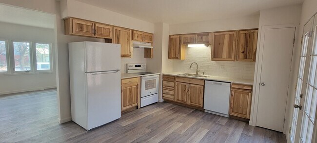 Building Photo - 4 Bedroom 1.5 Bath