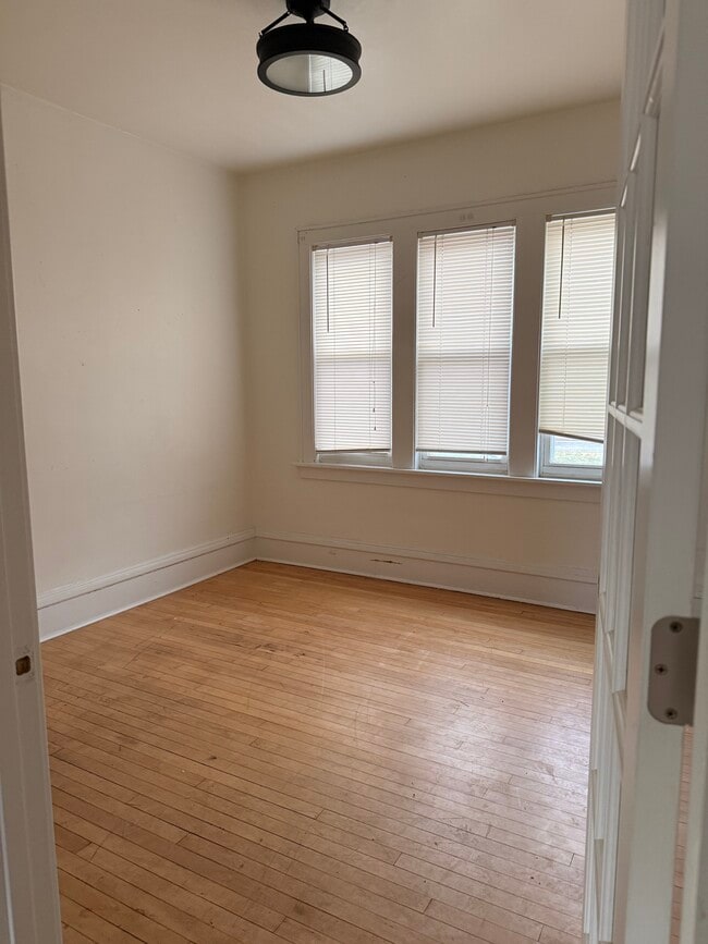 Foto del edificio - 910 W Lapham Blvd