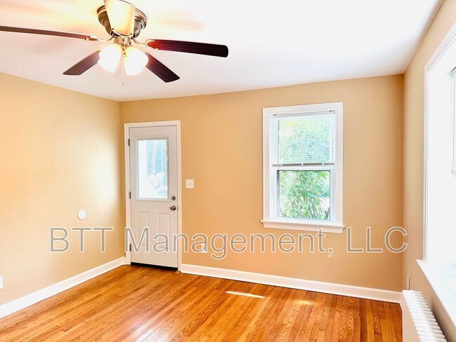 Building Photo - 907 Hudson Ave