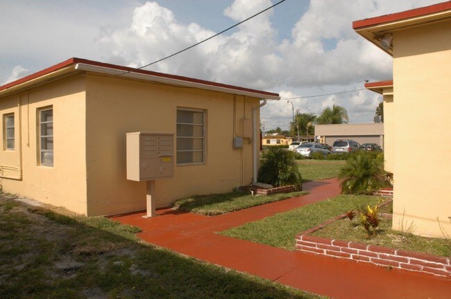 Building Photo - 1747 Funston