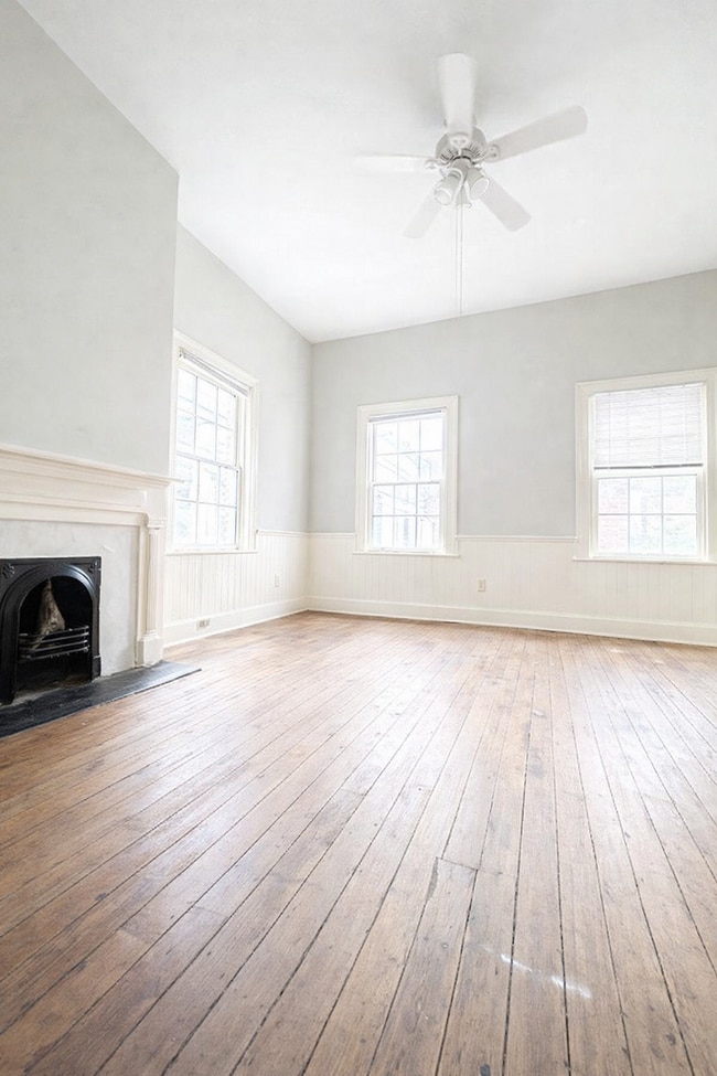 Building Photo - HISTORIC DOWNTOWN ONE BEDROOM!