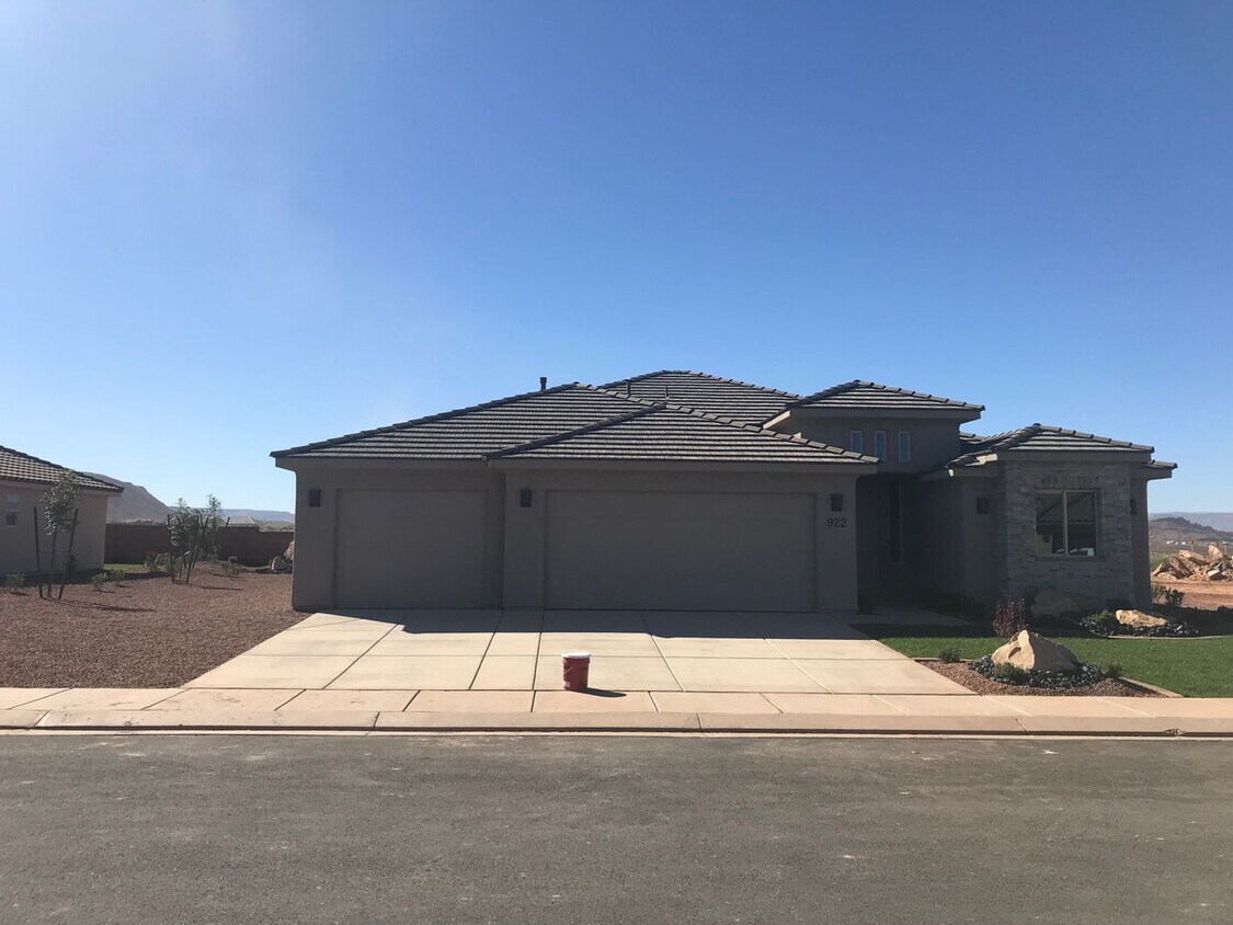 Primary Photo - Beautiful 4 bedroom, 2 bathroom Home!