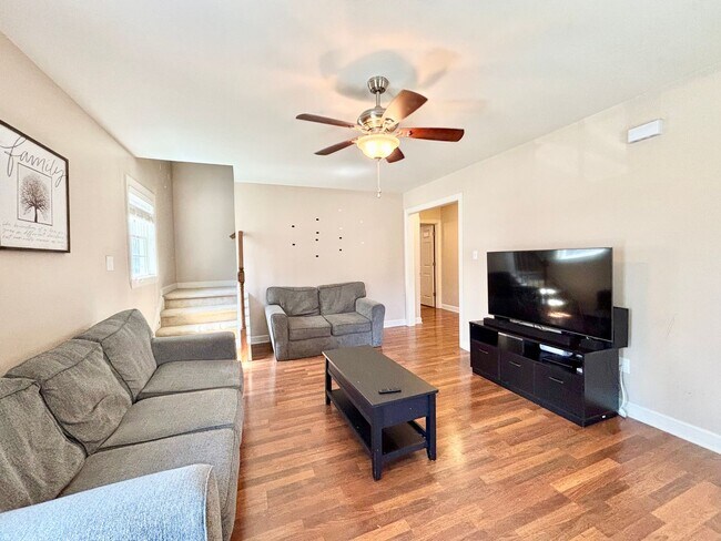 Foto del edificio - Spacious 4-Bedroom Home in Portsmouth