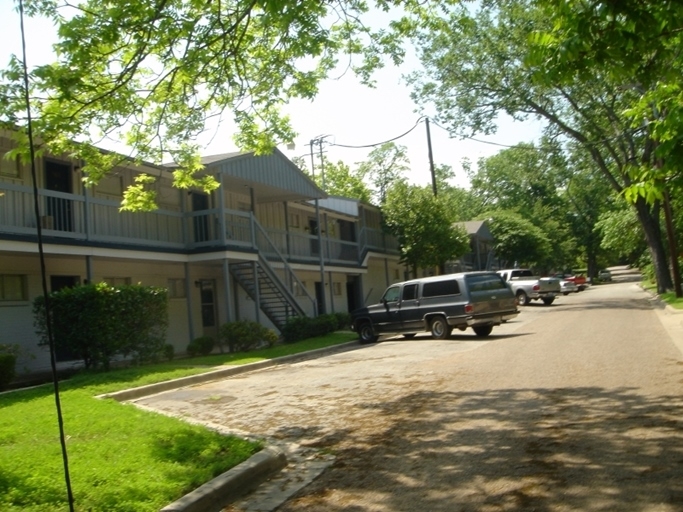 Primary Photo - Mid-Town Apartments