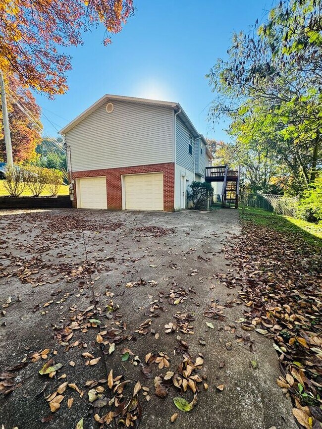 Foto del edificio - Split-Foyer Charm with Modern Upgrades in West Knox