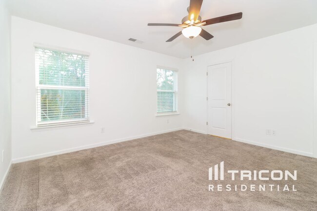 Foto del edificio - 2025 Rosemary Park Ln