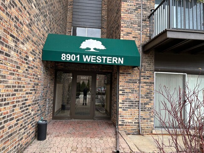 Foto del edificio - 8901 N Western Ave