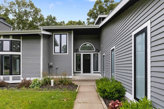 Building Photo - 3301 N Riverwood Dr