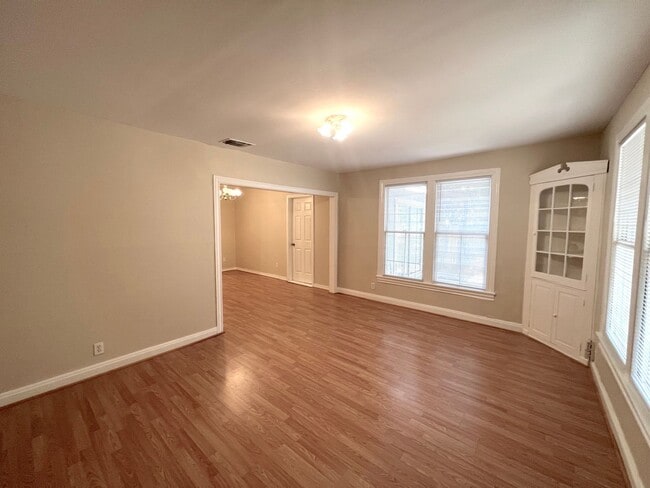 Building Photo - 0.45 Acre Cozy, Clean Single Story 3 Bedro...