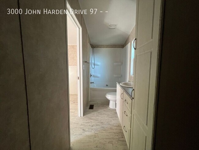 Foto del edificio - 3000 John Harden Dr