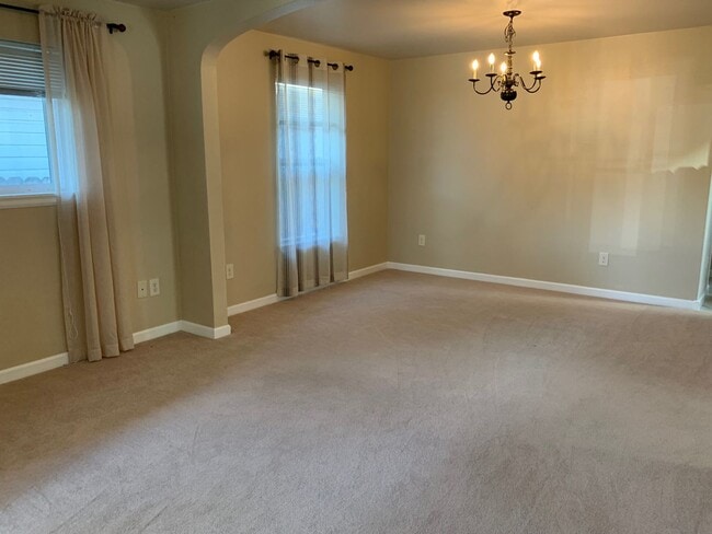 Building Photo - 4 Bedroom Duplex