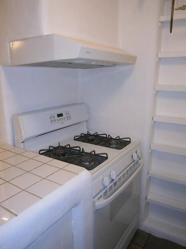 Building Photo - Mediterranean Artist Designed Apt in Noe V...
