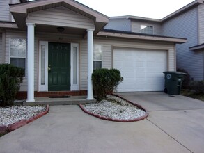 Building Photo - 102 Creeke Ln