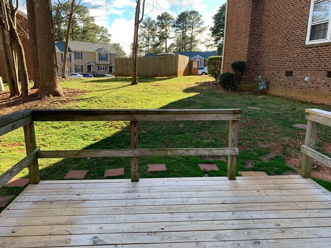 Foto del edificio - NORTHWEST RALEIGH TOWNHOME, AFFORDABLY PRICED FOR IMMEDIATE MOVE IN