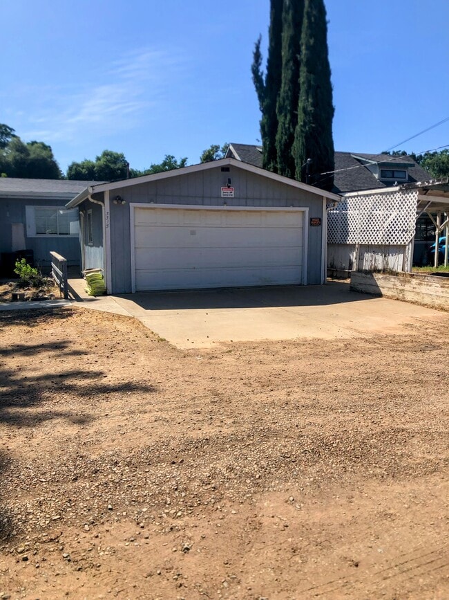Building Photo - 3315 Lilac Ave