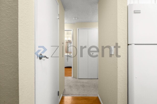 Building Photo - Unit E5