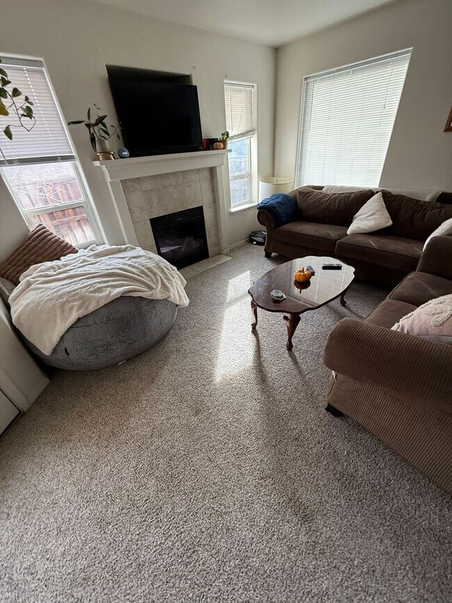 Foto del edificio - 3 Bed/2.5 Bath Townhouse with Garage - NE Bend