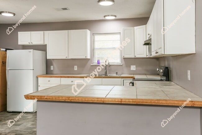 Building Photo - Lovely all brick home in Jacksonville w/ 3...