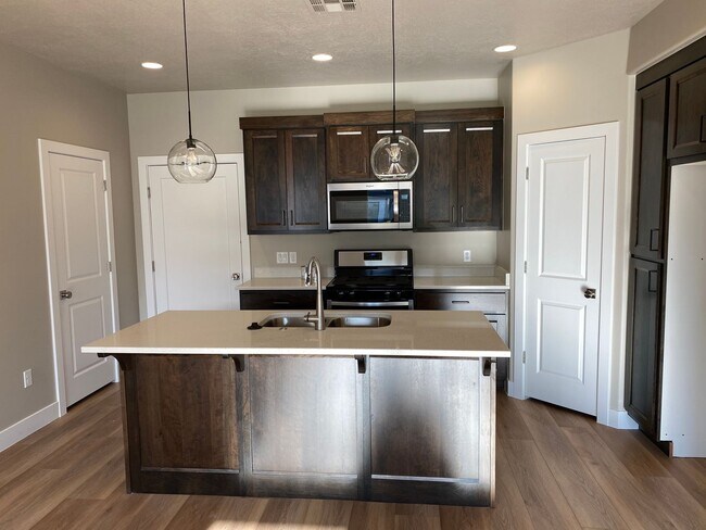 Building Photo - Beautiful like new 3 Bedroom, 2.5 Bathroom...