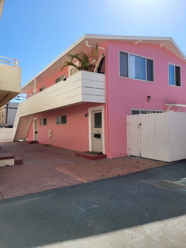Building Photo - 744 Santa Rita Pl