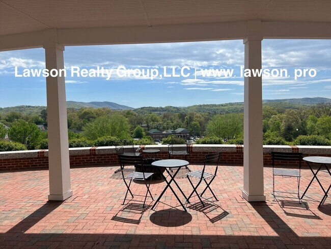 Foto del edificio - Upscale Three Bedroom in Colonial Green with Garage