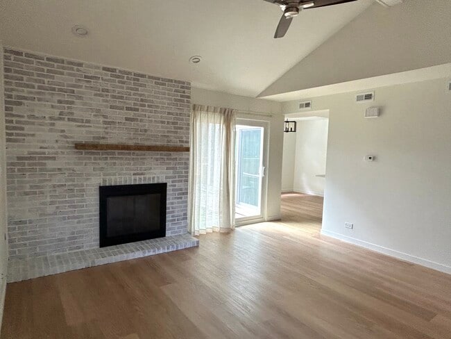 Foto del edificio - 114 Sarahs Grove Ln