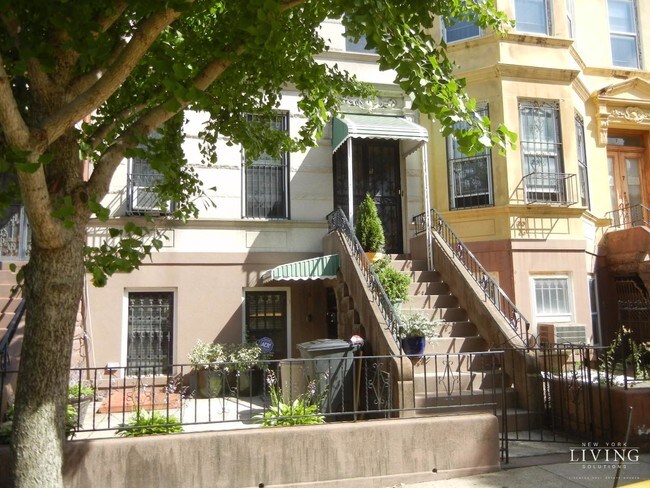 Building Photo - 5 Saint Charles Pl