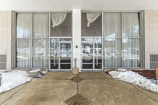 Building Photo - Bright 2BD Condo in N. Olmsted