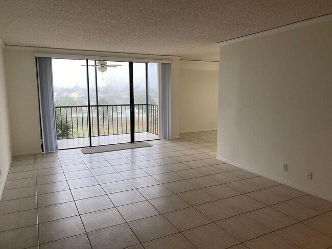 Building Photo - 5951 Wellesley Park Dr