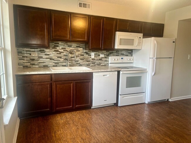 Photo - 3 Bedroom available Near Cherry Creek State Park! Apartment