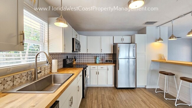 Building Photo - LOVELY FURNISHED 3 BED/1 BATH ALL TILE HOM...