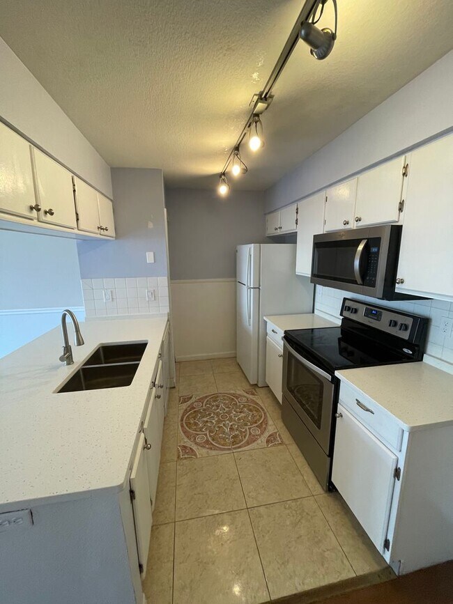 Foto del edificio - Condo for rent -3 Bed, 2 Bath Condo in Royal Palm Bay