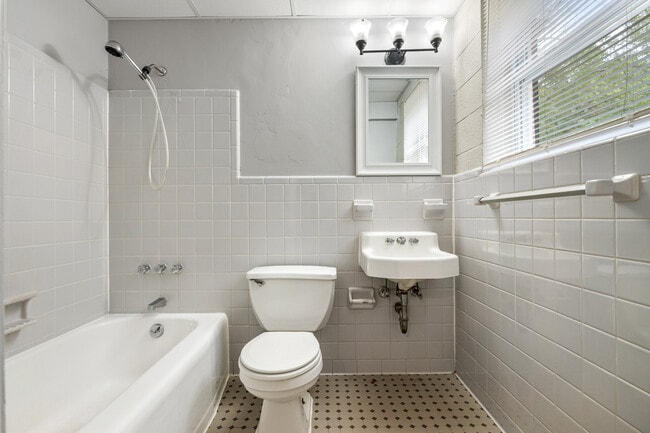 Foto del edificio - 2211 Morehead Ave