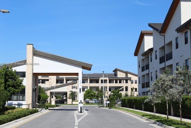 Foto del edificio - 8015 NW 104th Ave