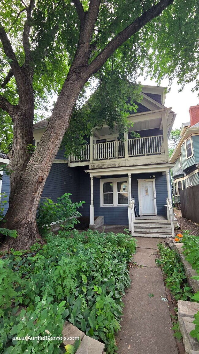 Foto del edificio - 3 bed - 1 bath One block from Grand Ave in St. Paul