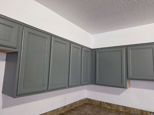 Foto del edificio - MOVE-IN READY 3 BEDROOM WITH $250 BONUS – ALL TILE & CENTRAL AIR OFFERING $250 GIFT CARE AFTER SU...