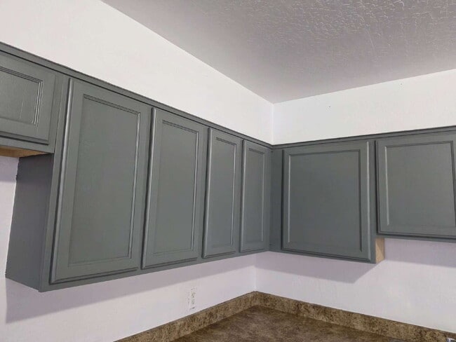 Building Photo - MOVE-IN READY 3 BEDROOM WITH $250 BONUS – ALL TILE & CENTRAL AIR OFFERING $500 GIFT CARE AFTER SU...