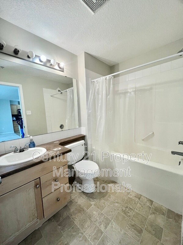 Photo du bâtiment - 7327 Terwillegar Dr S NW