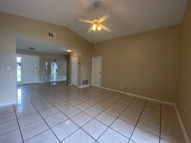 Building Photo - TWO BEDROOM W/ BONUS ROOM - Move In Ready