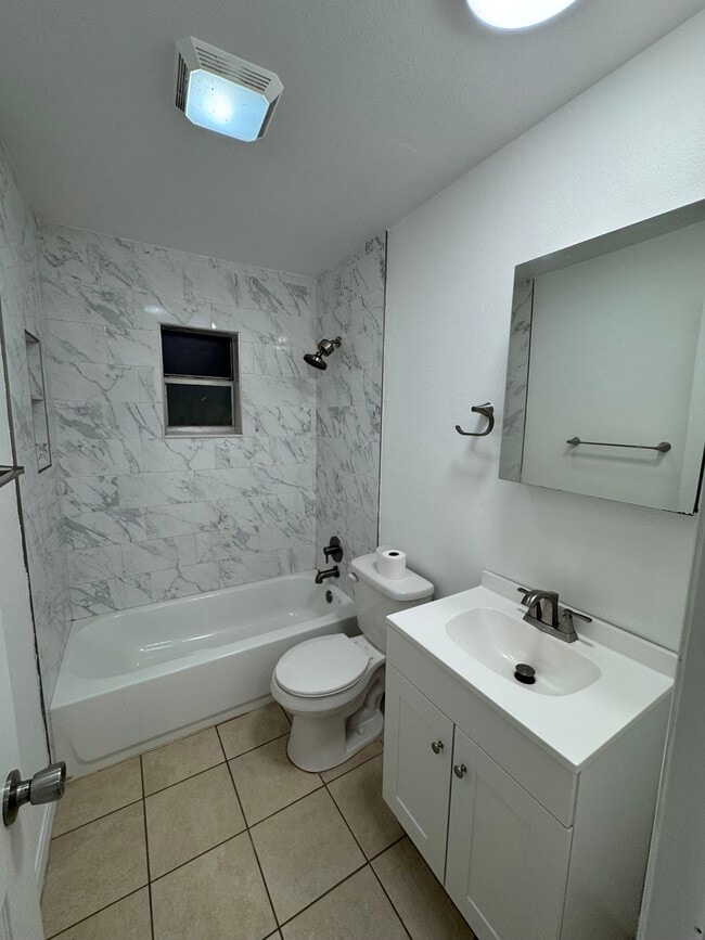 Building Photo - 4204 Sunnyside Dr