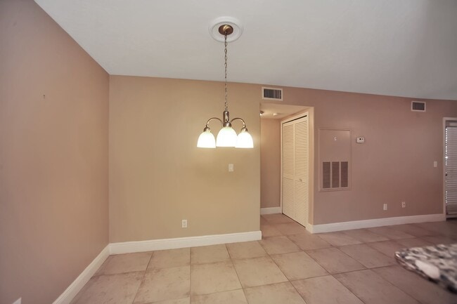Building Photo - 7667 N Wickham Rd
