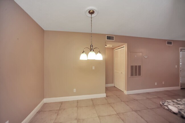 Foto del edificio - 7667 N Wickham Rd