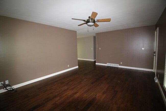 Building Photo - 133 Youngridge Dr