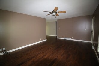Building Photo - 133 Youngridge Dr
